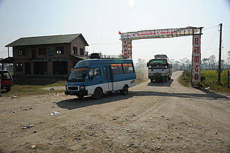Chitwan 2011 31 Busankunft y220