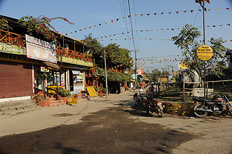 Chitwan 2011 46 dorfplatz y220